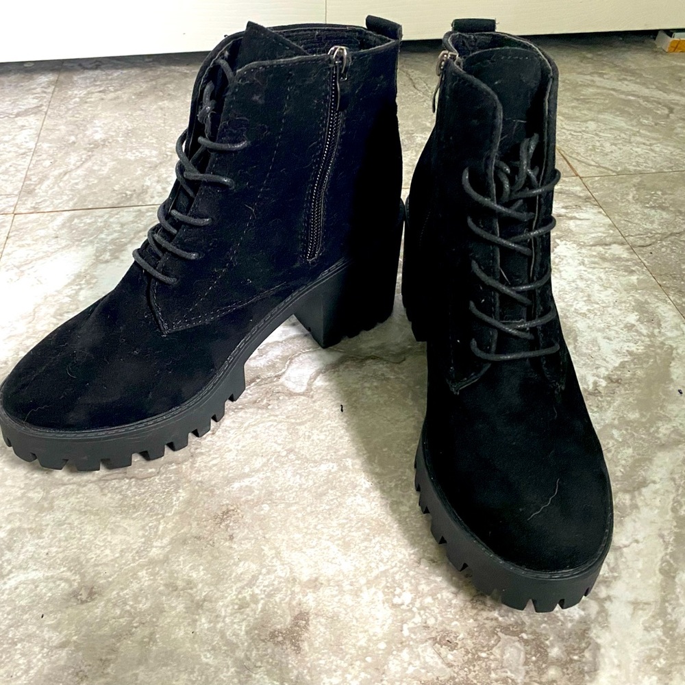 Size 9, like new (worn for 3hrs!!) SHEIN shade & rubber boots!! Got for a date!!